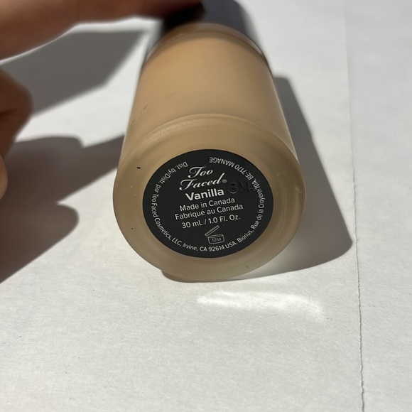 Too Faced Born This Way Foundation in Vanilla Full Sized - Picture 3 of 5